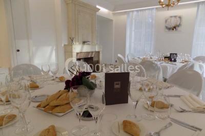 Miniature Location salle Bouray-sur-Juine (Essonne) - Domaine De Frémigny #15 Vue aérienne d'un bâtiment en forme de cour rectangulaire avec des toits en tuiles, entouré de champs et d'arbres.