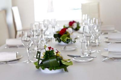 Miniature Location salle Bouray-sur-Juine (Essonne) - Domaine De Frémigny #16 Vue aérienne d'un bâtiment en forme de cour rectangulaire avec des toits en tuiles, entouré de champs et d'arbres.