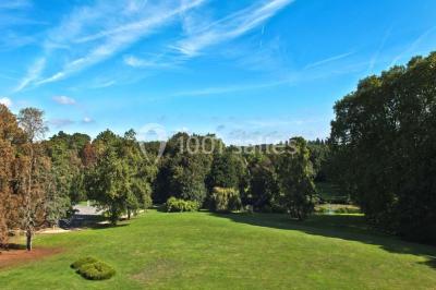 Miniature Location salle Bouray-sur-Juine (Essonne) - Domaine De Frémigny #20 Vue aérienne d'un bâtiment en forme de cour rectangulaire avec des toits en tuiles, entouré de champs et d'arbres.