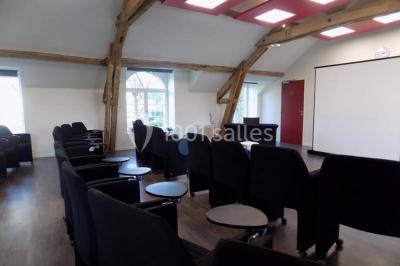 Miniature Location salle Bouray-sur-Juine (Essonne) - Domaine De Frémigny #5 Vue aérienne d'un bâtiment en forme de cour rectangulaire avec des toits en tuiles, entouré de champs et d'arbres.