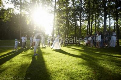 Miniature Location salle Janvry (Essonne) - Golf de Marivaux #14 Maison en bois éclairée la nuit, entourée d'arbres illuminés, sous un ciel nuageux avec la lune visible.