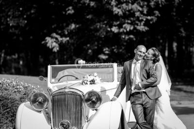 Miniature Location salle Janvry (Essonne) - Golf de Marivaux #15 Maison en bois éclairée la nuit, entourée d'arbres illuminés, sous un ciel nuageux avec la lune visible.