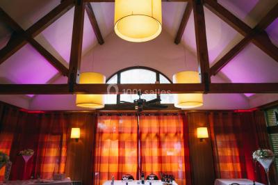 Miniature Location salle Janvry (Essonne) - Golf de Marivaux #18 Maison en bois éclairée la nuit, entourée d'arbres illuminés, sous un ciel nuageux avec la lune visible.