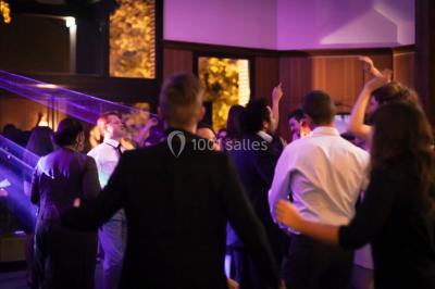 Miniature Location salle Janvry (Essonne) - Golf de Marivaux #25 Maison en bois éclairée la nuit, entourée d'arbres illuminés, sous un ciel nuageux avec la lune visible.