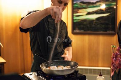 Miniature Location salle Janvry (Essonne) - Golf de Marivaux #23 Maison en bois éclairée la nuit, entourée d'arbres illuminés, sous un ciel nuageux avec la lune visible.