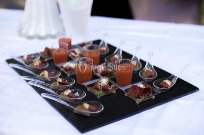 Miniature Location salle Janvry (Essonne) - Golf de Marivaux #30 Maison en bois éclairée la nuit, entourée d'arbres illuminés, sous un ciel nuageux avec la lune visible.