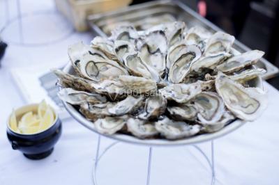 Miniature Location salle Janvry (Essonne) - Golf de Marivaux #31 Maison en bois éclairée la nuit, entourée d'arbres illuminés, sous un ciel nuageux avec la lune visible.