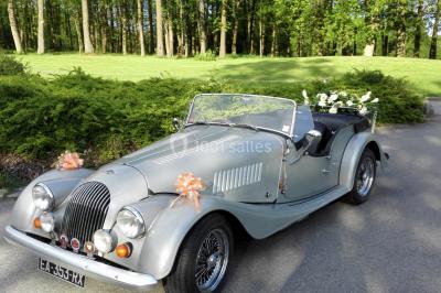 Miniature Location salle Janvry (Essonne) - Golf de Marivaux #17 Maison en bois éclairée la nuit, entourée d'arbres illuminés, sous un ciel nuageux avec la lune visible.
