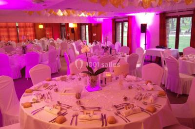 Miniature Location salle Janvry (Essonne) - Golf de Marivaux #8 Maison en bois éclairée la nuit, entourée d'arbres illuminés, sous un ciel nuageux avec la lune visible.