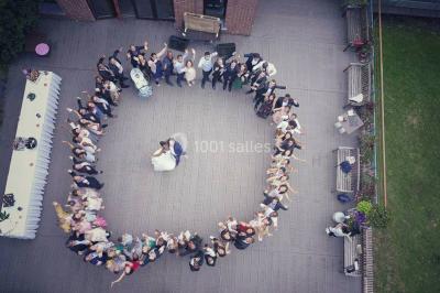 Miniature Location salle Janvry (Essonne) - Golf de Marivaux #32 Maison en bois éclairée la nuit, entourée d'arbres illuminés, sous un ciel nuageux avec la lune visible.