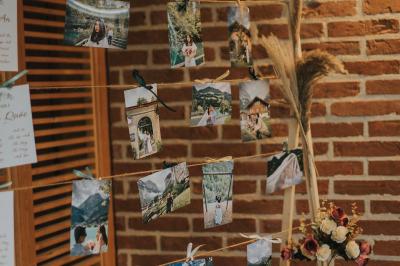 Miniature Location salle Janvry (Essonne) - Golf de Marivaux #12 Maison en bois éclairée la nuit, entourée d'arbres illuminés, sous un ciel nuageux avec la lune visible.