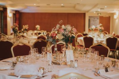 Miniature Location salle Janvry (Essonne) - Golf de Marivaux #2 Maison en bois éclairée la nuit, entourée d'arbres illuminés, sous un ciel nuageux avec la lune visible.
