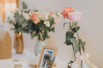 Miniature Location salle Janvry (Essonne) - Golf de Marivaux #34 Maison en bois éclairée la nuit, entourée d'arbres illuminés, sous un ciel nuageux avec la lune visible.