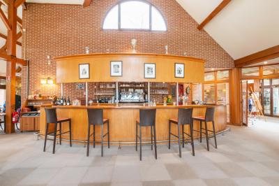 Miniature Location salle Janvry (Essonne) - Golf de Marivaux #7 Maison en bois éclairée la nuit, entourée d'arbres illuminés, sous un ciel nuageux avec la lune visible.