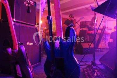 Miniature Location salle Janvry (Essonne) - Golf de Marivaux #21 Maison en bois éclairée la nuit, entourée d'arbres illuminés, sous un ciel nuageux avec la lune visible.