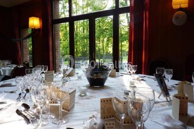 Miniature Location salle Janvry (Essonne) - Golf de Marivaux #27 Maison en bois éclairée la nuit, entourée d'arbres illuminés, sous un ciel nuageux avec la lune visible.
