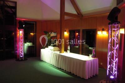 Miniature Location salle Janvry (Essonne) - Golf de Marivaux #24 Maison en bois éclairée la nuit, entourée d'arbres illuminés, sous un ciel nuageux avec la lune visible.