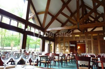 Miniature Location salle Janvry (Essonne) - Golf de Marivaux #26 Maison en bois éclairée la nuit, entourée d'arbres illuminés, sous un ciel nuageux avec la lune visible.