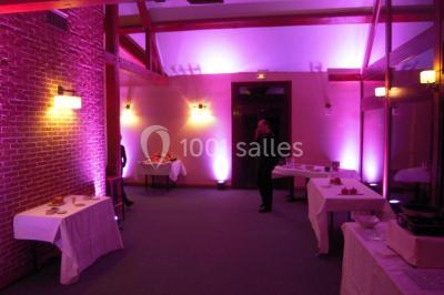 Miniature Location salle Janvry (Essonne) - Golf de Marivaux #20 Maison en bois éclairée la nuit, entourée d'arbres illuminés, sous un ciel nuageux avec la lune visible.