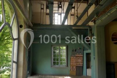 Miniature Location salle Verderonne (Oise) - Domaine de Verderonne #32 Serre illuminée au crépuscule, entourée de murs en pierre et d'arbres, avec une tour en arrière-plan.