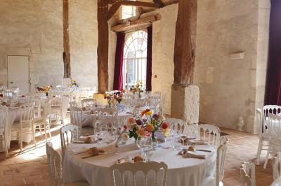 Miniature Location salle Verderonne (Oise) - Domaine de Verderonne #6 Serre illuminée au crépuscule, entourée de murs en pierre et d'arbres, avec une tour en arrière-plan.