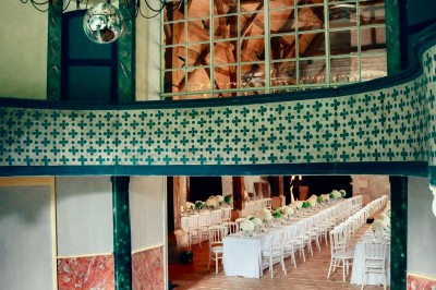 Miniature Location salle Verderonne (Oise) - Domaine de Verderonne #13 Un couple en tenue de mariage marche dans un jardin verdoyant sous une lumière naturelle.