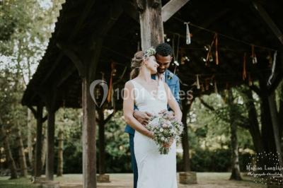 Miniature Location salle Artres (Nord) - La Gentilhommière – Le Moulin d’Artres #28 Un vélo ancien posé près de caisses en bois et d'objets décoratifs dans un jardin verdoyant.
