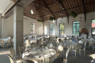 Miniature Location salle Artres (Nord) - La Gentilhommière – Le Moulin d’Artres #22 Un vélo ancien posé près de caisses en bois et d'objets décoratifs dans un jardin verdoyant.