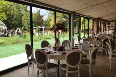 Miniature Location salle Artres (Nord) - La Gentilhommière – Le Moulin d’Artres #6 Un vélo ancien posé près de caisses en bois et d'objets décoratifs dans un jardin verdoyant.