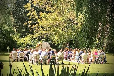 Miniature Location salle Artres (Nord) - La Gentilhommière – Le Moulin d’Artres #17 Un vélo ancien posé près de caisses en bois et d'objets décoratifs dans un jardin verdoyant.