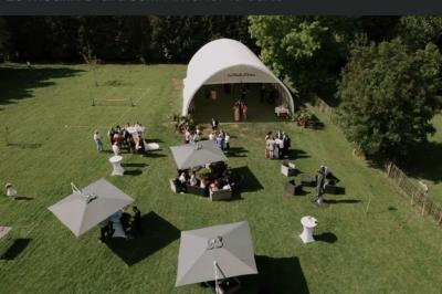 Miniature Location salle Artres (Nord) - La Gentilhommière – Le Moulin d’Artres #2 Un vélo ancien posé près de caisses en bois et d'objets décoratifs dans un jardin verdoyant.