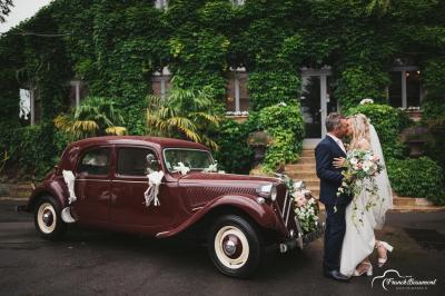 Miniature Location salle Artres (Nord) - La Gentilhommière – Le Moulin d’Artres #1 Un vélo ancien posé près de caisses en bois et d'objets décoratifs dans un jardin verdoyant.