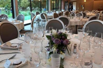 Miniature Location salle Artres (Nord) - La Gentilhommière – Le Moulin d’Artres #5 Un vélo ancien posé près de caisses en bois et d'objets décoratifs dans un jardin verdoyant.