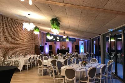 Miniature Location salle Artres (Nord) - La Gentilhommière – Le Moulin d’Artres #11 Un vélo ancien posé près de caisses en bois et d'objets décoratifs dans un jardin verdoyant.