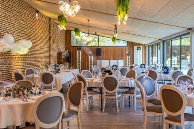 Miniature Location salle Artres (Nord) - La Gentilhommière – Le Moulin d’Artres #10 Un vélo ancien posé près de caisses en bois et d'objets décoratifs dans un jardin verdoyant.