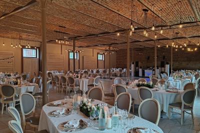 Miniature Location salle Artres (Nord) - La Gentilhommière – Le Moulin d’Artres #26 Un vélo ancien posé près de caisses en bois et d'objets décoratifs dans un jardin verdoyant.