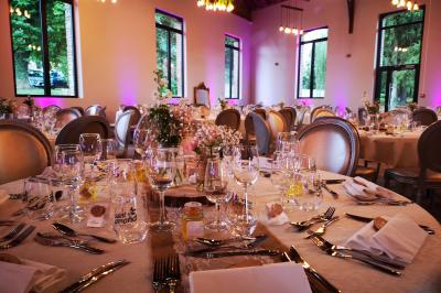 Miniature Location salle Artres (Nord) - La Gentilhommière – Le Moulin d’Artres #23 Un vélo ancien posé près de caisses en bois et d'objets décoratifs dans un jardin verdoyant.