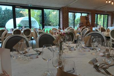 Miniature Location salle Artres (Nord) - La Gentilhommière – Le Moulin d’Artres #7 Un vélo ancien posé près de caisses en bois et d'objets décoratifs dans un jardin verdoyant.