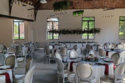 Miniature Location salle Artres (Nord) - La Gentilhommière – Le Moulin d’Artres #20 Un vélo ancien posé près de caisses en bois et d'objets décoratifs dans un jardin verdoyant.