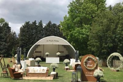 Miniature Location salle Artres (Nord) - La Gentilhommière – Le Moulin d’Artres #14 Un vélo ancien posé près de caisses en bois et d'objets décoratifs dans un jardin verdoyant.