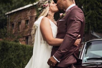Miniature Location salle Artres (Nord) - La Gentilhommière – Le Moulin d’Artres #16 Un vélo ancien posé près de caisses en bois et d'objets décoratifs dans un jardin verdoyant.