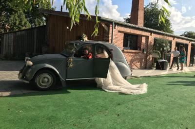 Miniature Location salle Artres (Nord) - La Gentilhommière – Le Moulin d’Artres #12 Un vélo ancien posé près de caisses en bois et d'objets décoratifs dans un jardin verdoyant.