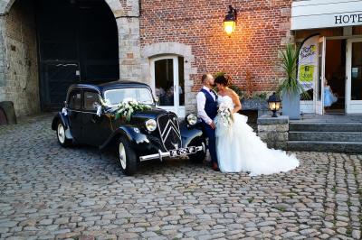 Miniature Location salle Artres (Nord) - La Gentilhommière – Le Moulin d’Artres #18 Un vélo ancien posé près de caisses en bois et d'objets décoratifs dans un jardin verdoyant.