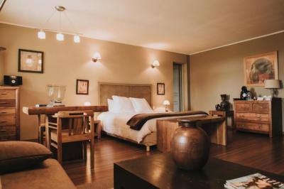 Miniature Chambre du Moulin d'Artres Un vélo ancien posé près de caisses en bois et d'objets décoratifs dans un jardin verdoyant.