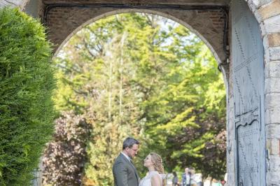 Miniature Entrée de la Gentilhommière à Artres Un vélo ancien posé près de caisses en bois et d'objets décoratifs dans un jardin verdoyant.