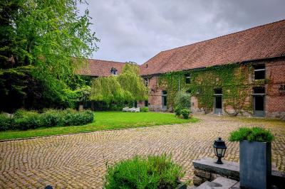 Miniature La Bergerie, La Gentilhommière Un vélo ancien posé près de caisses en bois et d'objets décoratifs dans un jardin verdoyant.