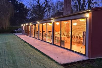 Miniature La Grange, Le Moulin d'Artres Un vélo ancien posé près de caisses en bois et d'objets décoratifs dans un jardin verdoyant.