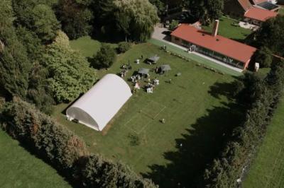 Miniature La grange, vue du ciel, Le Moulin d'Artres Un vélo ancien posé près de caisses en bois et d'objets décoratifs dans un jardin verdoyant.