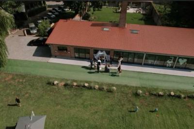 Miniature La grange, vue du ciel, Le Moulin d'Artres  Un vélo ancien posé près de caisses en bois et d'objets décoratifs dans un jardin verdoyant.