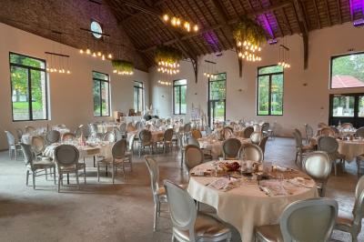 Miniature La salle de la Sucrerie, La Gentilhommière  Un vélo ancien posé près de caisses en bois et d'objets décoratifs dans un jardin verdoyant.